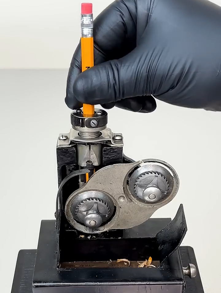 機械之美的微縮詩篇 19世紀削筆器的精致藝術